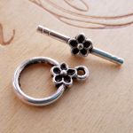 SMALL FLOWER TOGGLE